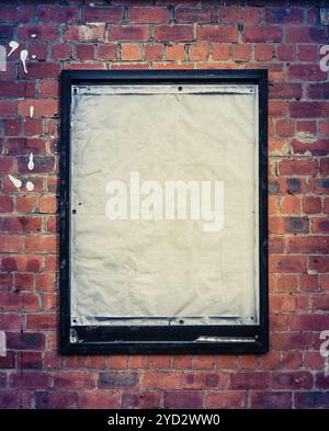 Unscharfe Reklametafeln auf Einer roten Ziegelwand Stockfoto