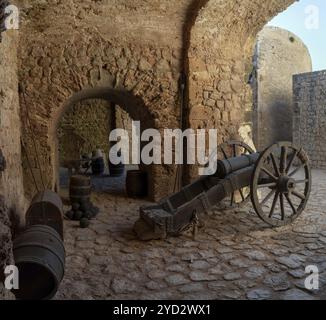 Ibiza, Spanien, 1. Februar 2024: Kanonen und Pulverfässer in der historischen Stadt und den Burgmauern der Altstadt von Eivissa, Europa Stockfoto