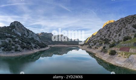 Ein Blick aus der Vogelperspektive auf den malerischen Gorg Blau Bergsee und Stausee in den Serra de Tramuntana Bergen im Norden Mallorcas Stockfoto