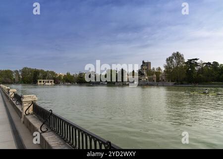 Madrid, Spanien, 6. April 2024: Blick auf das Alfonso-XII-Denkmal und den Bootsteich im El Retiro-Park in der Innenstadt von Madrid, Europa Stockfoto