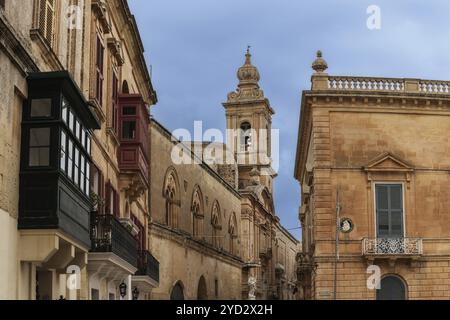 Mdina, Malta, 22. Dezember 2023: Blick auf die Innenstadt von Mdina und den Glockenturm der Carmellite Priory, Europa Stockfoto