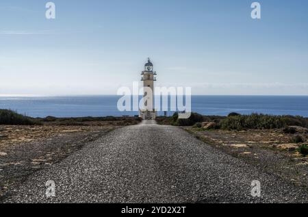 Eine lange Landstraße führt zum Leuchtturm am Cap de Barbaria auf der Insel Formentera Stockfoto