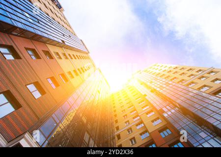 Fenster eines hohen, mehrstöckigen Wohnhauses. Wohngebäude. Blauer Himmel. Unter dem Text platzieren. . Ein Artikel Stockfoto