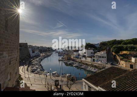 Ciutadella, Spanien, 26. Januar 2024: Blick auf das Rathaus von Ciutadella und das Hafen- und Fischerviertel mit einem Sonnenstern, Europa Stockfoto