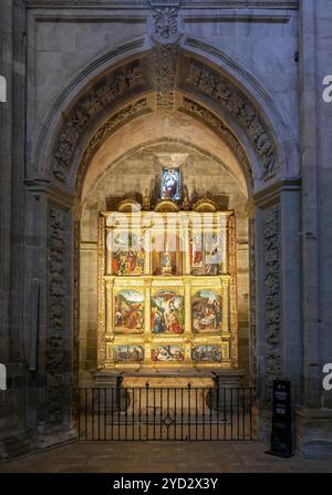 Astorga, Spanien, 12. April 2024: Blick auf die Kapelle des Spanisch-flämischen Altars in der Marienkathedrale in Astorga, Europa Stockfoto