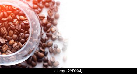 Kaffeebohnen sind auf einem hellen Hintergrund verstreut. Frische Kaffeebohnen. Konzept der Werbung für Kaffee, Kaffeebohnen, Cafés. Stockfoto