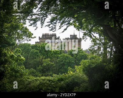 Culzean Castle in Schottland umrahmt von Bäumen Stockfoto