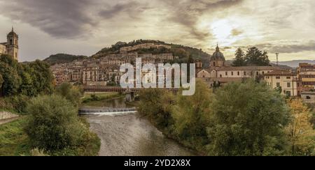 Cosenza, Italien, 5. Dezember 2023: Panorama der Altstadt von Cosenza und des Flusses Crati in Zentralkalabrien, Europa Stockfoto