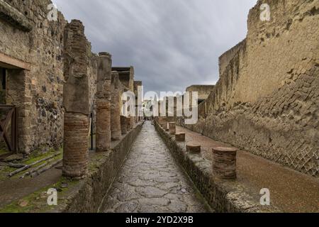 Ercolano, Italien, 25. November 2023: Typische Stadtstraße und Häuser in der antiken römischen Stadt Herculaneum, Europa Stockfoto