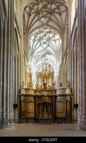Astorga, Spanien, 12. April 2024: Vertikaler Panoramablick auf das Seitenschiff und die Kapelle in der Marienkathedrale in Astorga, Europa Stockfoto