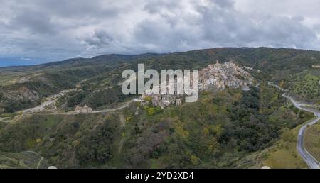 Badolato, Italien, 15. Dezember 2023: Drohnenperspektive auf das malerische Bergdorf und die Kirche Badolato in Kalabrien, Europa Stockfoto