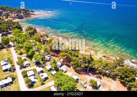 Camping am Meer und kristallklarer Steinstrand aus der Vogelperspektive in Savudrija Stockfoto