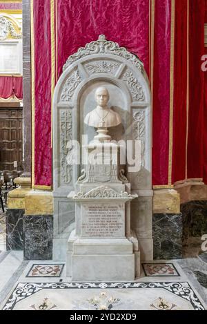 Mdina, Malta, 22. Dezember 2023: Blick auf die Statue und das Denkmal des Erzbischofs in der St. Paul Kathedrale in Mdina, Europa Stockfoto