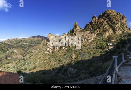 Pentedattilo, Italien, 16. Dezember 2023: Blick auf die Geisterstadt Pentedattilo Aspromonte in Kalabrien, Europa Stockfoto