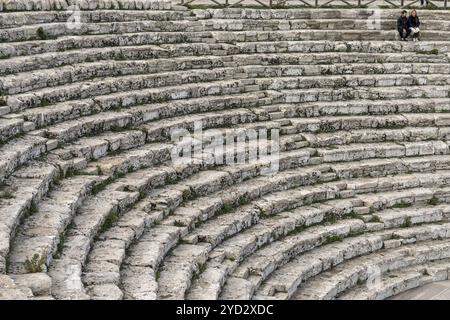 Calatafimi-Segesta, Italien, 4. Januar 2024: Touristen-Paar sitzt auf den Stufen des griechischen Theaters in Segesta, Europa Stockfoto