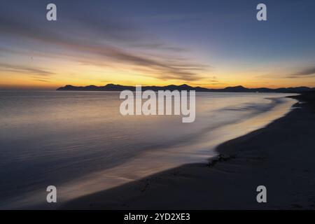 Ein Blick auf den endlosen Strand von Playa del Muro in Alcudia kurz vor Sonnenaufgang Stockfoto