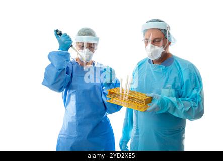 Laborarbeiter, die Abstriche testen Stockfoto