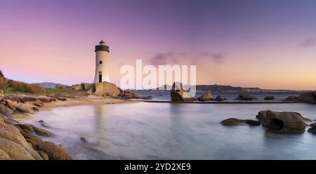 Panoramablick auf den Leuchtturm Punta Palau an der Smaragdküste Sardiniens bei Sonnenaufgang Stockfoto