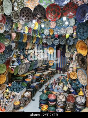 Marrakesch, Marokko, 23. März 2024: Blick auf einen kleinen Marktstand mit typisch marrokanischer Keramik im Souk in der Medina von Marrakesch, Afrika Stockfoto