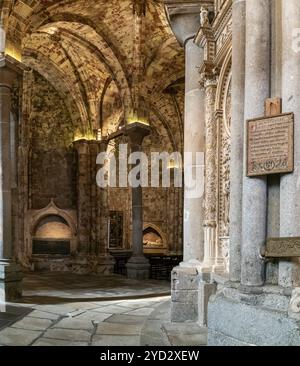 Avila, Spanien, 8. April 2024: Blick auf eine Seitenkapelle aus Blutsteinen in der Kathedrale von Avila, Europa Stockfoto