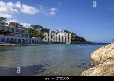 Portinatx, Spanien, 3. Februar 2024: Das idyllische Dorf und der Naturhafen Portinatx im Norden Ibizas, Europa Stockfoto