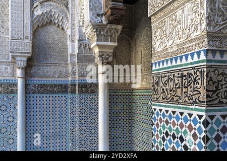 Fès, Marokko, 4. März 2024: Architektonische Details des Innenraums der Universität al-Qarawiyyin und der Moschee im unteren Fès, Afrika Stockfoto