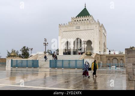 Rabat, Marokko, 30. März 2024: Mehrere muslimische Frauen verlassen das Grab von Mohammed V. nach einem Besuch in der Innenstadt von Rabat, Afrika Stockfoto