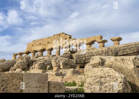 Castelvetrano, Italien, 3. Januar 2024: Blick auf den Tempel C in Selinunte in Sizilien, Europa Stockfoto