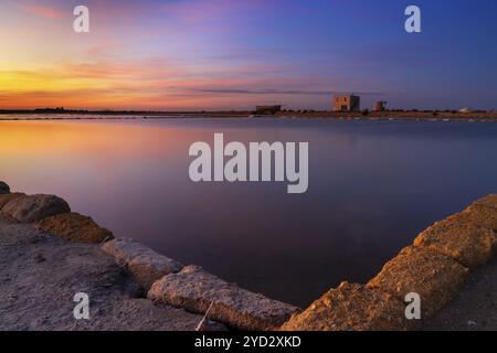 Blick auf die Landschaft der ruhigen Meersalzbecken und -Ebenen in der Nähe von Trapani und Paceco bei Sonnenuntergang Stockfoto