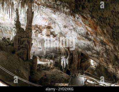 Porto Cristo, Spanien, 23. Januar 2024: Blick auf die Felsformationen im Cuevas del Drach im Osten Mallorcas, Europa Stockfoto