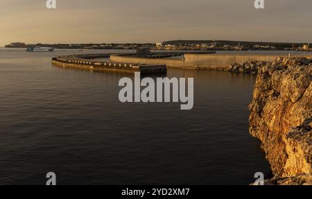 Ciutadella, Spanien, 26. Januar 2024: Landschaft des Hafens von Ciutadella auf Menorca mit der Balearia-Fähre in den Hafen, Europa Stockfoto