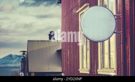 Ein leeres Schild vor Einem Unternehmen in Reykjavik, Island, mit Snowy Mountains in der Ferne, Europa Stockfoto