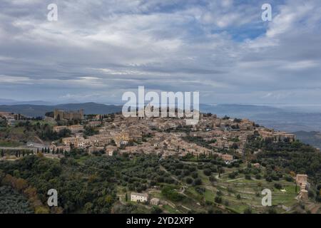 Ein Blick auf das toskanische Dorf auf einem Hügel und die Weinhauptstadt Montepulciano Stockfoto