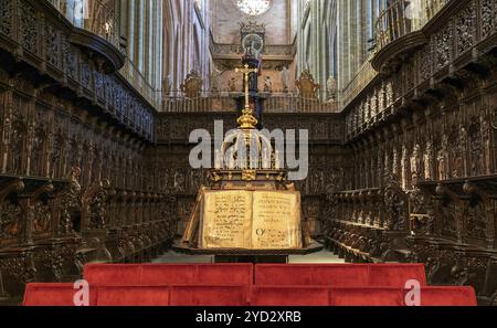 Astorga, Spanien, 12. April 2024: Blick auf den Chor im Katehdral der Heiligen Maria in Astorga, Europa Stockfoto