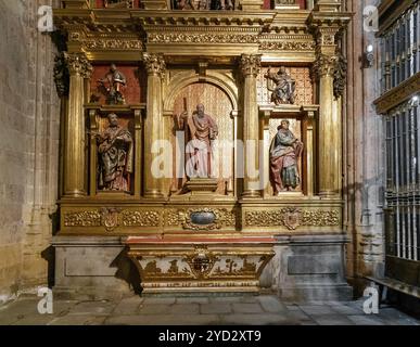 Segovia, Spanien, 7. April 2024: Detailansicht eines vergoldeten Altarstücks in einer Seitenkapelle der Kathedrale von Segovia, Europa Stockfoto