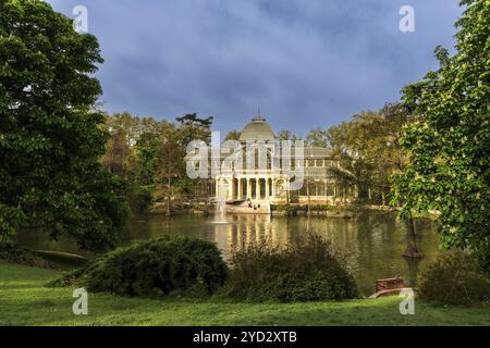 Madrid, Spanien, 6. April 2024: Blick auf den Kristallpalast und den Teich mit Brunnen im El Retiro Park in der Innenstadt von Madrid, Europa Stockfoto