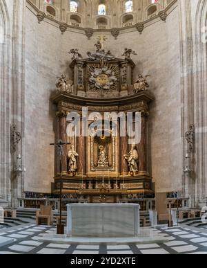 Segovia, Spanien, 7. April 2024: Blick auf den Altar im Mittelschiff der Kathedrale von Segovia, Europa Stockfoto