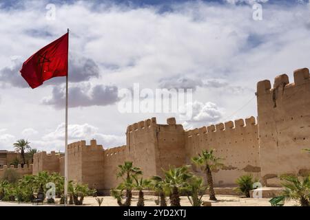 Taroudant, Marokko, 21. März 2024: Blick auf die marokkanische Flagge und die historischen Stadtmauern rund um die Medina von Taroudant, Afrika Stockfoto