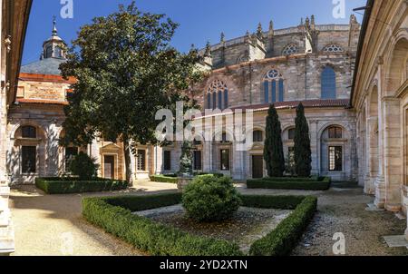 Astorga, Spanien, 12. April 2024: Blick auf den Kreuzgang und den Innenhof der Marienkathedrale in Astorga, Europa Stockfoto