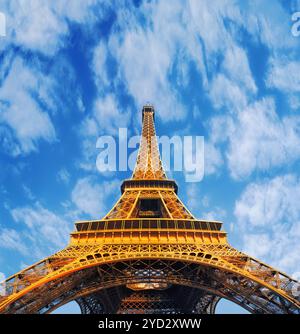 Niedriger Aussichtspunkt auf den Eiffelturm und den bewölkten Himmel, Paris, Frankreich Stockfoto