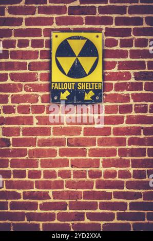 Retro-Design Nuclear Fallout Shelter Schild an Einer roten Ziegelwand Stockfoto