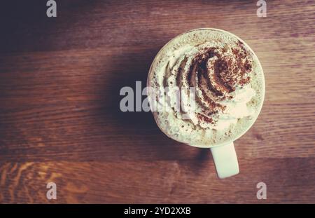 Eine köstliche Tasse cremige Pumpkin Spice Latte In einem Coffee Shop Stockfoto