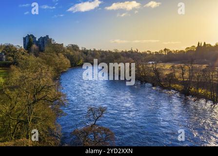 Ein Fluss und das Schloss in Schottland in den schönen Morgen Licht Stockfoto