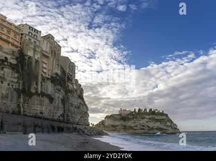 Tropea, Italien, 16. Dezember 2023: Blick auf den Strand von Rotonda und die farbenfrohe Altstadt von Tropea in Kalabrien, Europa Stockfoto