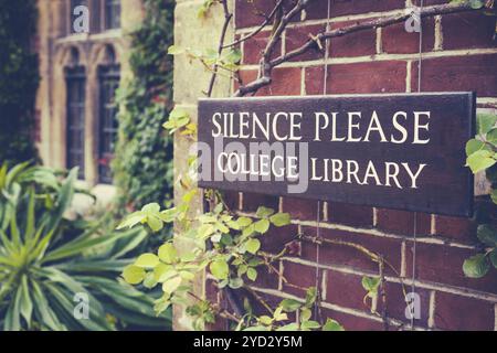 A Silence Please, College Library Sign an einer Elite University in Großbritannien Stockfoto