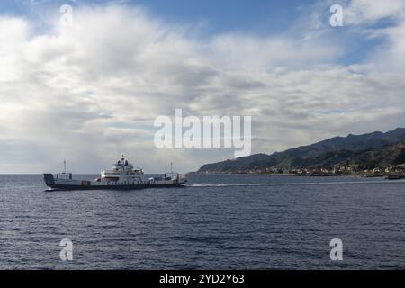 Villa San Giovanni, Italien, 17. Dezember 2023: Fähre von Sizilien nach Italien in der Meerenge von Messina, Europa Stockfoto