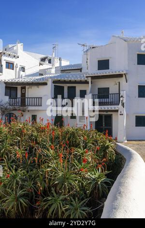 Binibeca Vell, Spanien, 24. Januar 2024: Typische weiß getünchte Gebäude im malerischen Dorf Binibeca Vell auf Menorca, Europa Stockfoto