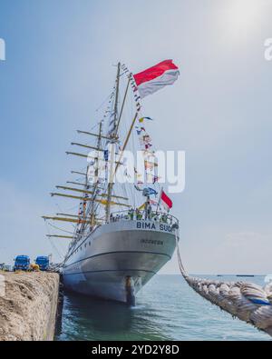 Balikpapan, Indonesien - 24. Oktober 2024. Die KRI Bima Suci ist an einem Hafen angedockt. Der Schiffsrumpf ist mit farbenfrohen Fahnen geschmückt, darunter die Ind Stockfoto