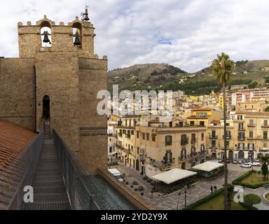 Monreale, Italien, 5. Januar 2024: Blick auf die Kathedrale und den Stadtplatz von Monreale in Sizilien, Europa Stockfoto