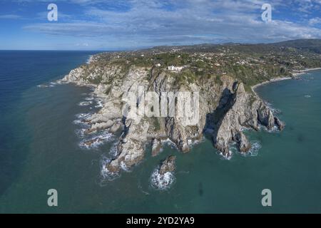 Ein Blick auf die Landschaft der Drohne auf Capo Vaticano in Kalabrien Stockfoto